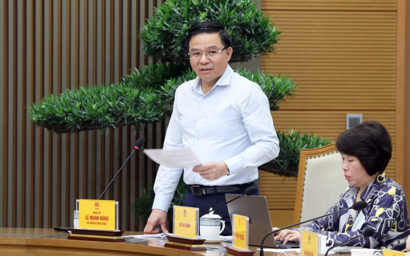 Bộ trưởng Bộ Công Thương Lê Mạnh Hùng báo cáo tại cuộc họp (Ảnh: VGP).