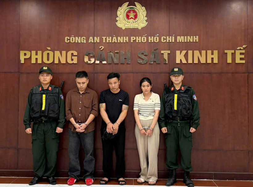 Đặng Tuấn Vũ (áo nâu), Mai Quý Dương và Lê Ngọc Anh bị khởi tố. Ảnh:&nbsp;Công an TP HCM