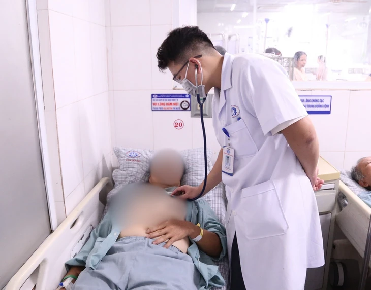 Bác sĩ thăm khám cho bệnh nhân bị say nắng, sốc nhiệt. Ảnh: TTO