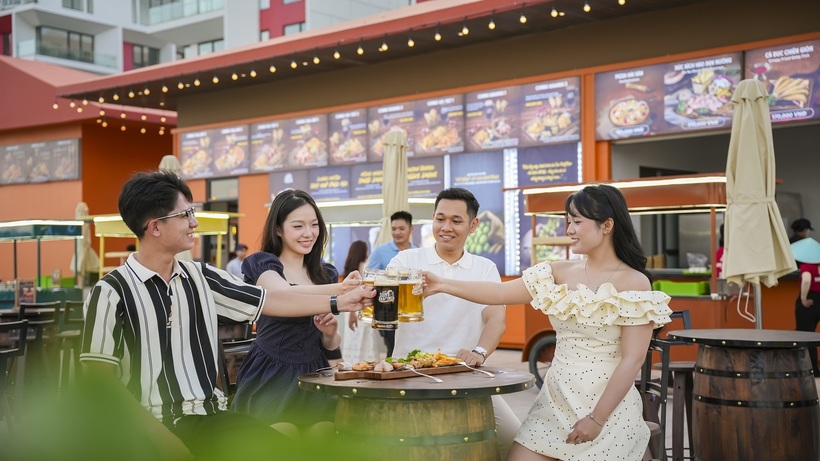 Du khách đến từ sớm để có vị trí đẹp ngắm pháo hoa