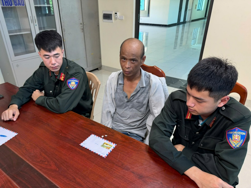 Đối tượng Nguyễn Văn Tùng (giữa) cùng tang vật tại cơ quan Công an. Ảnh: Công an Hưng Yên