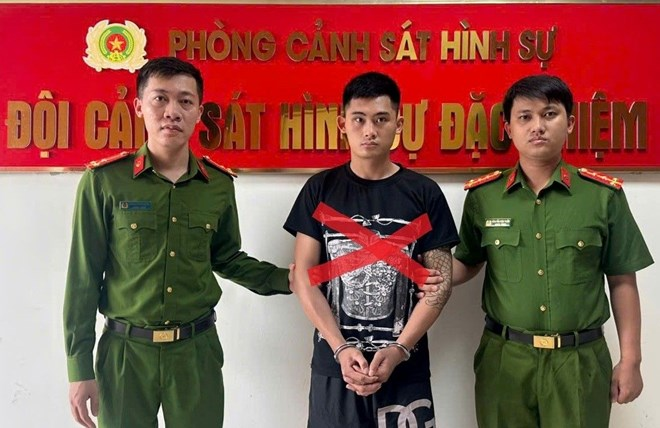 Đối tượng truy nã Nguyễn Hải Nam (đứng giữa) bị bắt. Ảnh: Công an Hải Phòng