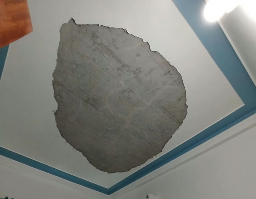 Mảng vữa trên trần nhà bị bong tróc. (Ảnh: Tiền phong)
