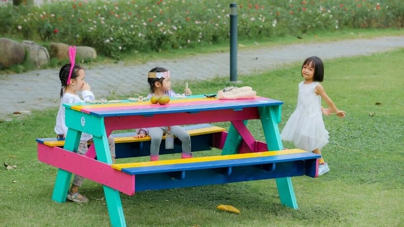 Bộ bàn ghế được tái sinh từ những vỏ hộp sữa được đặt tại một sân trường mầm non ở Hà Nội (Ảnh: Lagom).