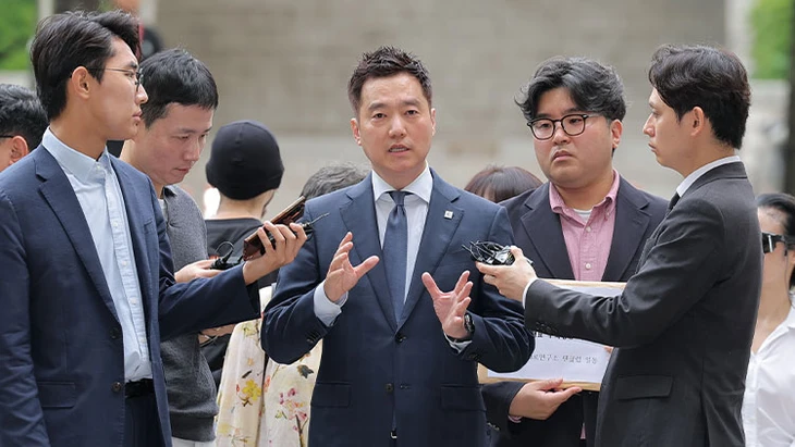 Kim Se Ui xuất hiện tại Tòa án Trung tâm Seoul để tham dự phiên thẩm vấn nghi phạm trước khi bắt giam. Ảnh: Yonhap