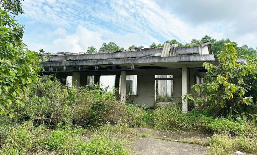 Nhà hoang trên núi Thiên Bút. (Ảnh: Dân trí)