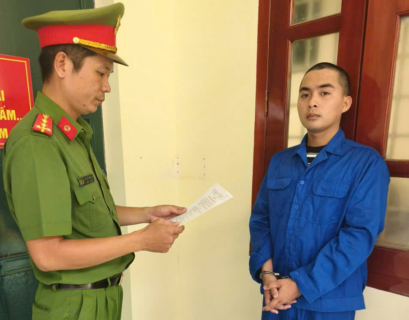 Bị can đối với Nguyễn Văn Khanh (bên phải).