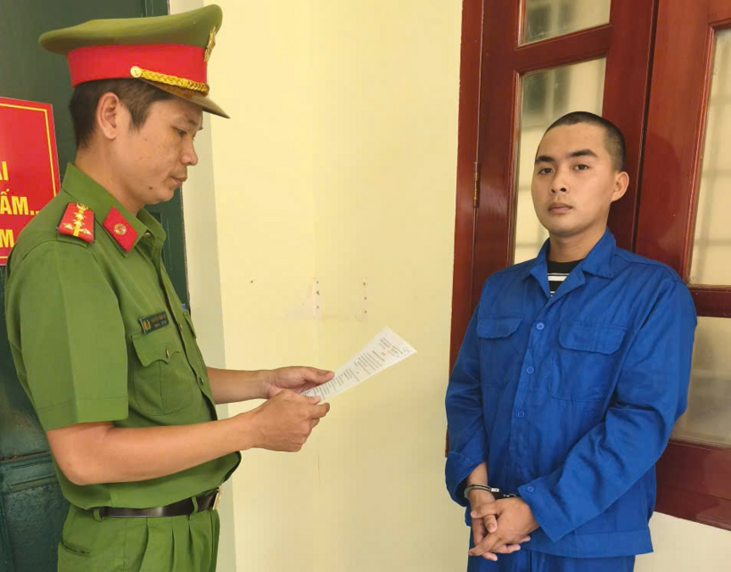 Bị can đối với Nguyễn Văn Khanh (bên phải).