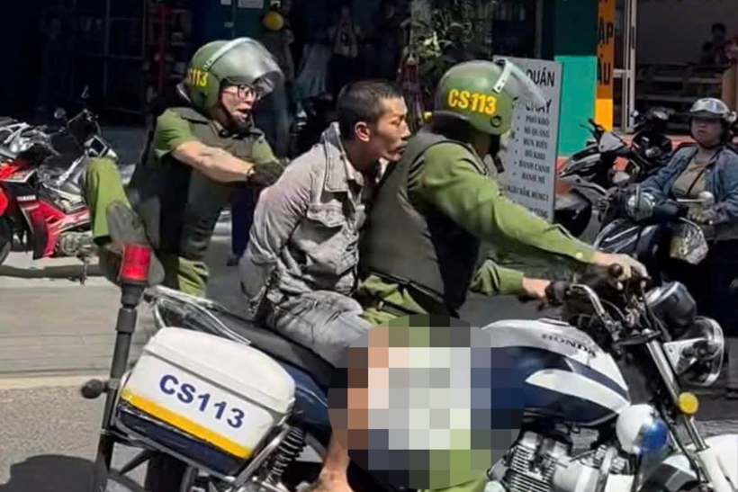 Hùng bị công an khống chế. Ảnh: Dân trí