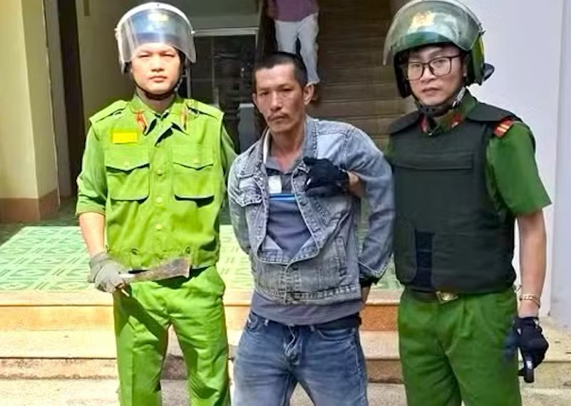 Phạm Minh Hùng mang dao xông vào trường học, gây náo loạn ở Gia Lai. Ảnh: Tiền phong