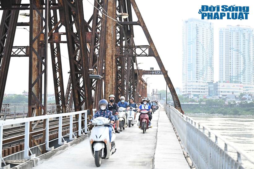 Phương tiện xe máy nối đuôi nhau qua cầu Long Biên trong sáng đầu tiên vận hành trở lại hai chiều.