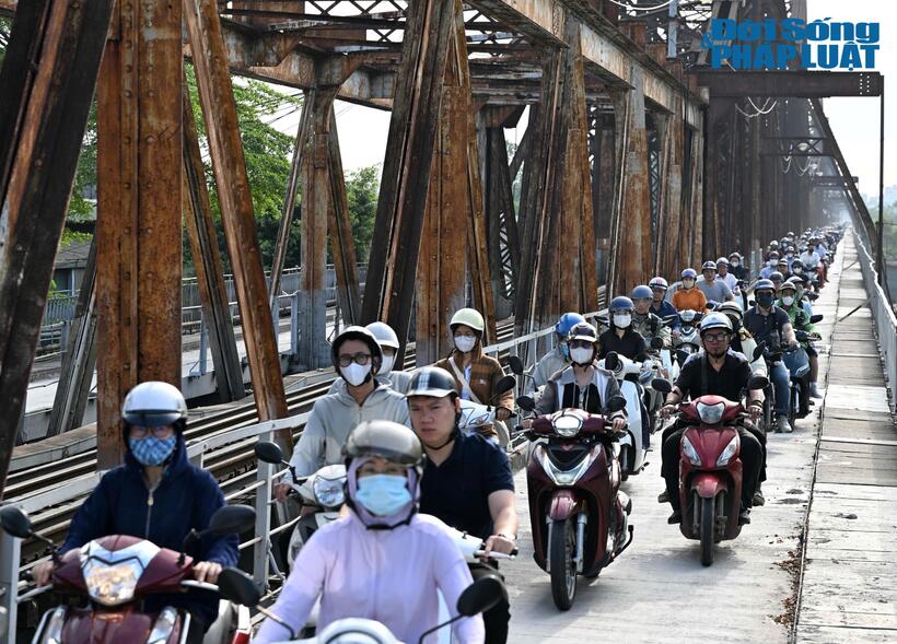 Người dân di chuyển qua cầu Long Biên theo cả hai chiều sau khi công trình chính thức được khôi phục lưu thông từ 0h ngày 28/5.