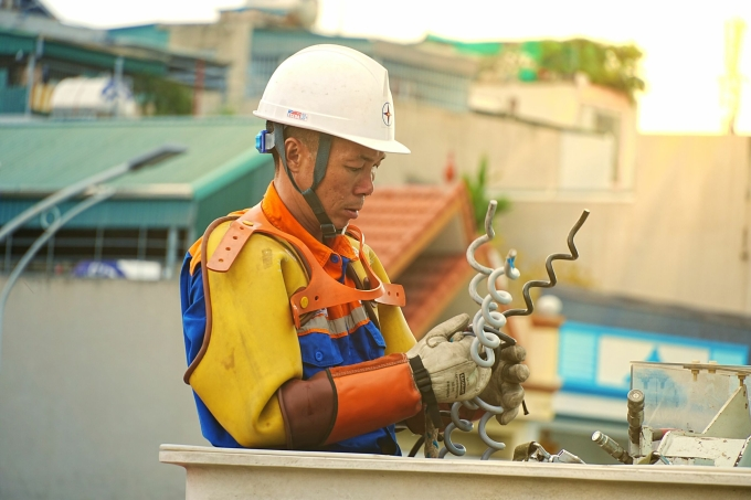Công nhân điện lực làm việc ngoài hiện trường khi miền Bắc vào cao điểm nắng nóng, cuối tháng 5/2026. Ảnh:&nbsp;EVNNPC