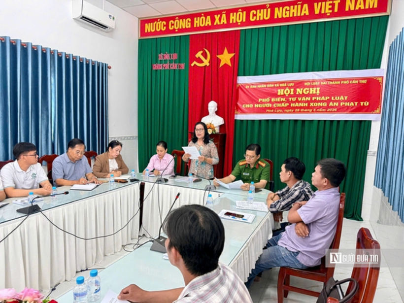 Bà Nguyễn Thúy Hằng, Chủ tịch Hội Luật gia TP.Cần Thơ phát biểu tại hội nghị.
