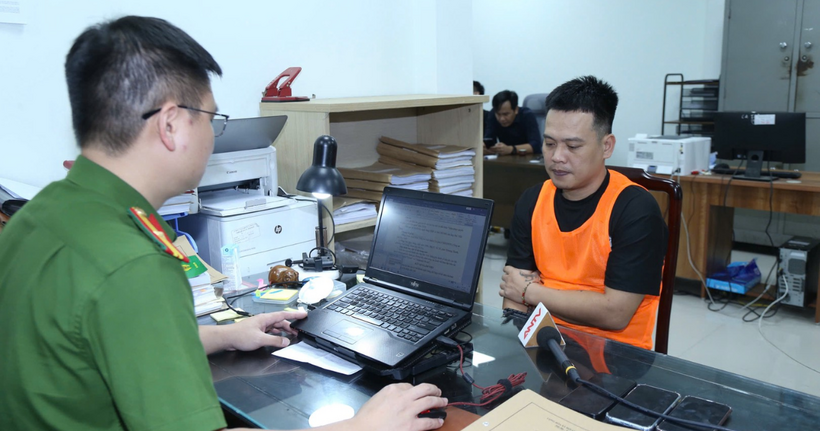 Cơ quan Cảnh sát điều tra Công an tỉnh Bắc Ninh làm việc với đối tượng trong vụ án.