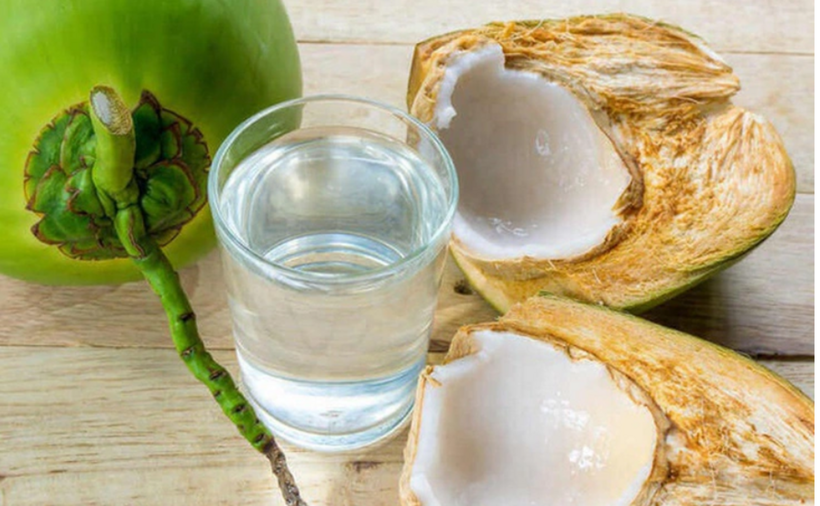 Giữa mùa hè oi bức, nước dừa trở thành lựa chọn quen thuộc của nhiều người nhờ vị ngọt thanh, cảm giác giải khát tức thì và lời truyền miệng rằng đây là "thức uống tự nhiên bổ dưỡng".