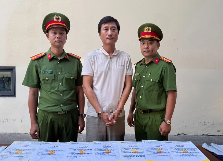 Giám đốc Công ty mua bán nợ Song Long (giữa). Ảnh: Tuổi Trẻ