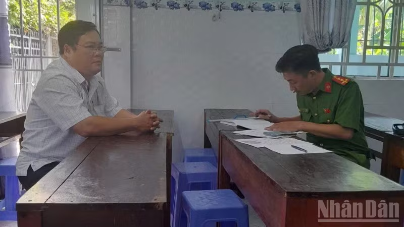 Công an phường Đạo Thạnh làm việc với thầy Nguyễn An Phong. Ảnh: Báo Nhân Dân