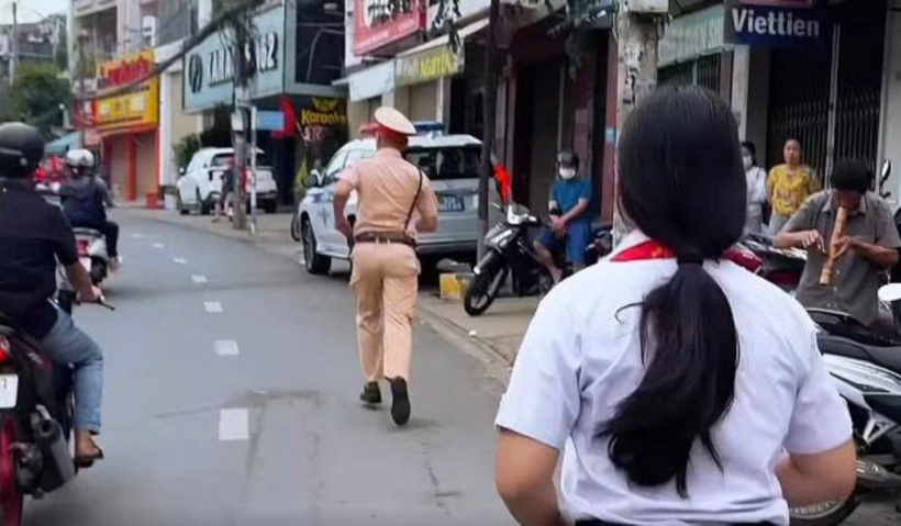 Hình ảnh đẹp của lực lượng công an nhân dân "vì nước quên thân vì dân phục vụ". Ảnh cắt từ clip.