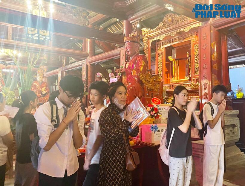 Sĩ tử Hà Nội "đội nắng" đến Văn Miếu - Quốc Tử Giám cầu may trước kỳ thi vào lớp 10 - 3