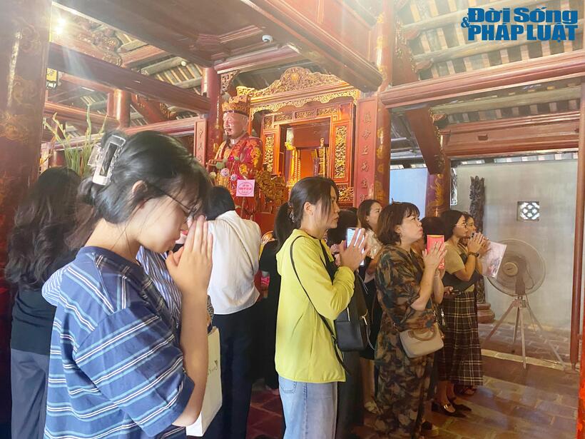 Nhiều sĩ tử cùng gia đình có mặt tại Văn Miếu từ sáng sớm dâng lễ, cầu may