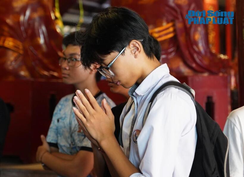Các sĩ tử cầu mong một kỳ thi "vượt vũ môn" suôn sẻ và đạt kết quả như ý