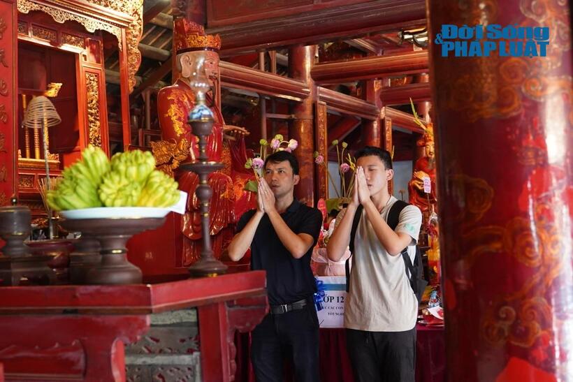 Những lời nguyện cầu thành tâm là "liệu pháp tinh thần" giúp các em học sinh vững tâm hơn trước khi bước vào phòng thi