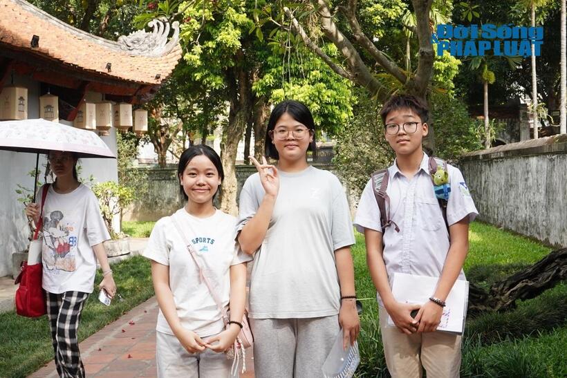 Nhóm bạn Vũ Thái Hưng, Nguyễn Trần Hà Anh và Bạch Khánh Ly rủ nhau đến Văn Miếu - Quốc Tử Giám cầu may.