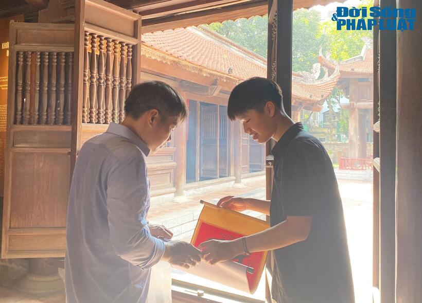Sĩ tử xin chữ.