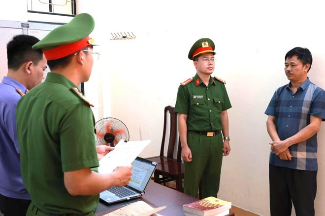 Tống đạt quyết định khởi tố bị can, lệnh bắt tạm giam đối tượng Nguyễn Hữu Cường. Ảnh: Công an Hà Tĩnh