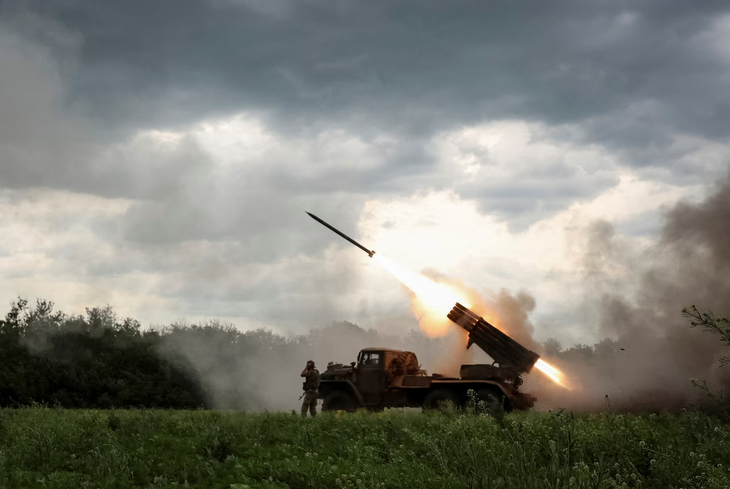 Binh sĩ Ukraine khai hỏa hệ thống pháo phản lực BM-21 Grad nhằm vào quân Nga tại tỉnh Dnipropetrovsk ngày 25/5. Ảnh minh họa: Reuters