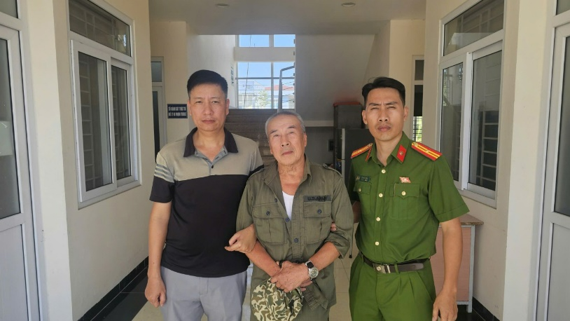 Đối tượng truy nã Từ Lục Quân (giữa). Ảnh: Công an Hà Nội