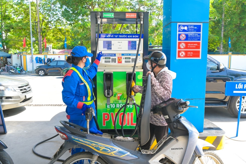 Người dân đổ xăng E10 tại cửa hàng xăng dầu của PVOIL ở phường Bồ Đề, TP Hà Nội. Ảnh: HIỀN ANH