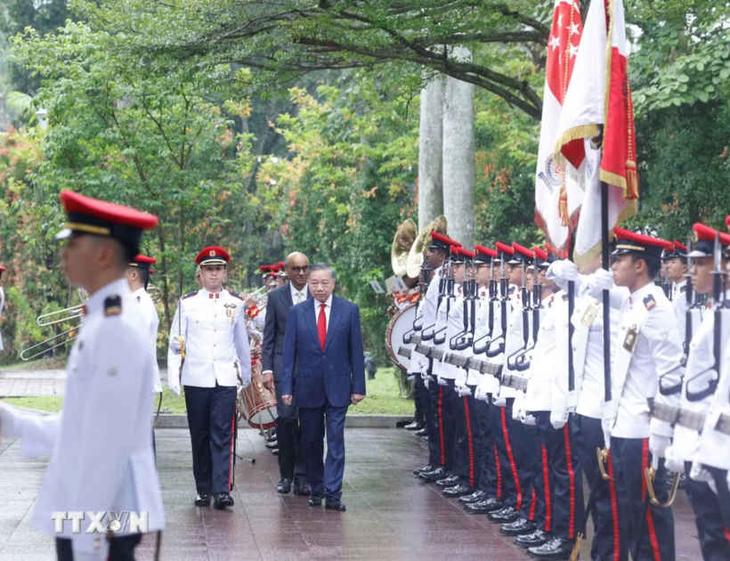Tổng Bí thư, Chủ tịch nước Tô Lâm và Tổng thống Singapore Tharman Shanmugaratnam duyệt Đội danh dự - Ảnh: TTXVN