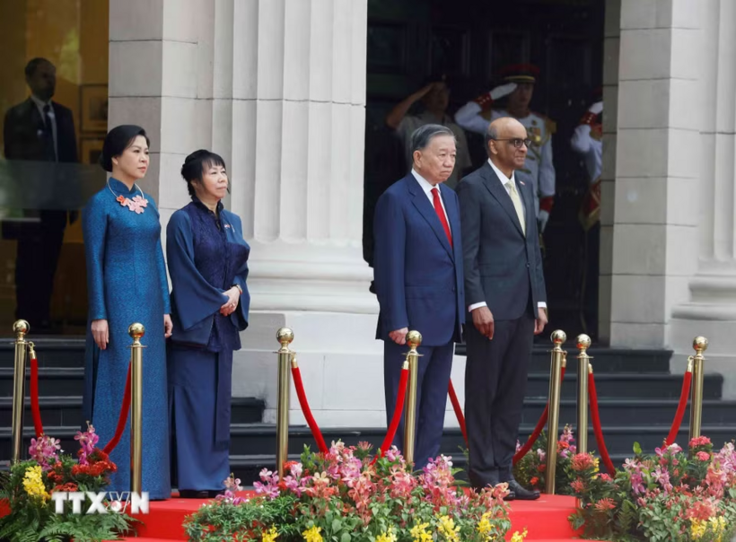 Tổng Bí thư, Chủ tịch nước Tô Lâm và Tổng thống Singapore Tharman Shanmugaratnam trên bục danh dự, nghe Quân nhạc cử Quốc thiều hai nước - Ảnh: TTXVN