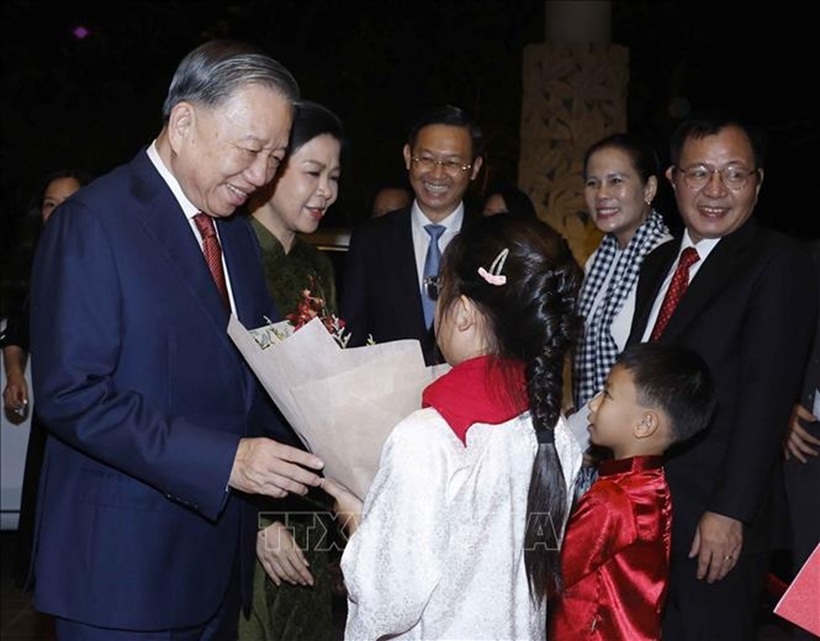 Cán bộ, nhân viên Đại sứ quán và cộng đồng người Việt Nam tại Singapore đón Tổng Bí thư, Chủ tịch nước Tô Lâm và Phu nhân - Ảnh: TTXVN