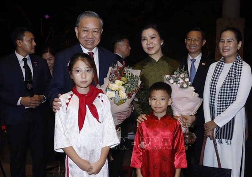Cán bộ, nhân viên Đại sứ quán và cộng đồng người Việt Nam tại Singapore đón Tổng Bí thư, Chủ tịch nước Tô Lâm và Phu nhân - Ảnh: TTXVN