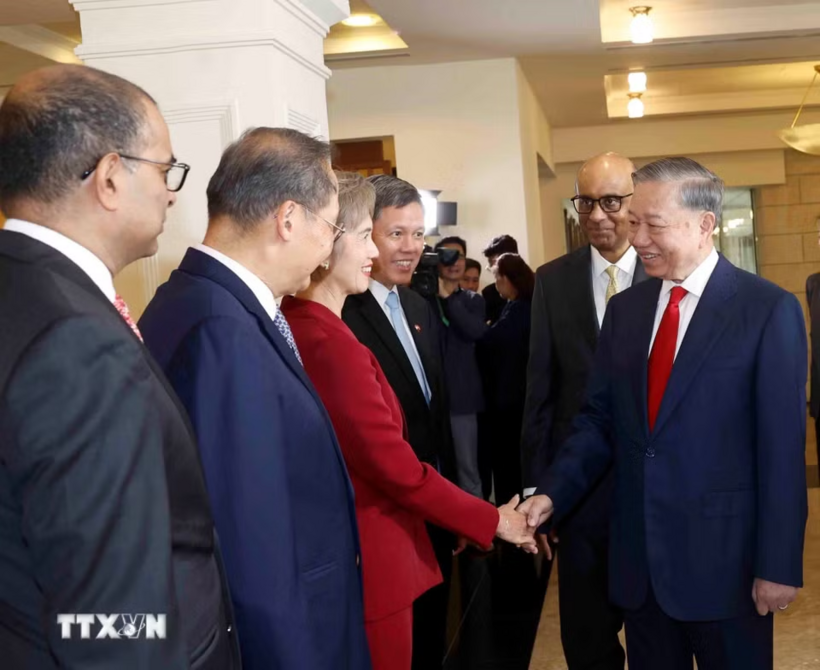 Tổng Bí thư, Chủ tịch nước Tô Lâm với thành viên đoàn đại biểu cấp cao Singapore dự Lễ đón - Ảnh: Thống TTXVN