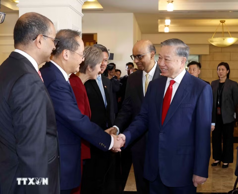Tổng Bí thư, Chủ tịch nước Tô Lâm với thành viên đoàn đại biểu cấp cao Singapore dự Lễ đón - Ảnh: TTXVN