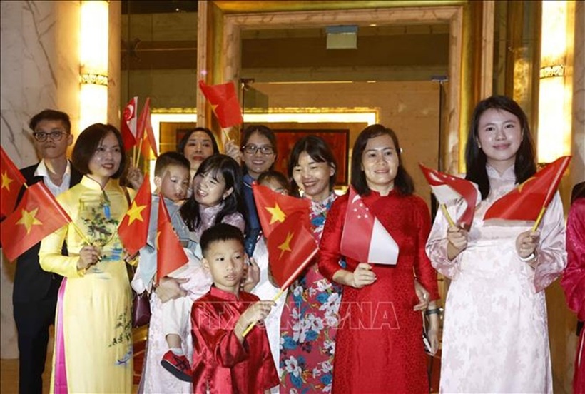 Cán bộ, nhân viên Đại sứ quán và cộng đồng người Việt Nam tại Singapore đón Tổng Bí thư, Chủ tịch nước Tô Lâm và Phu nhân - Ảnh: TTXVN