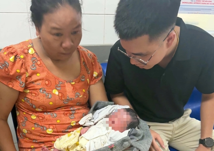 Cháu bé được người dân phát hiện và được đội xe 0 đồng đưa đến Bệnh viện Trung ương Huế kiểm tra sức khỏe. (Ảnh: VTC News)