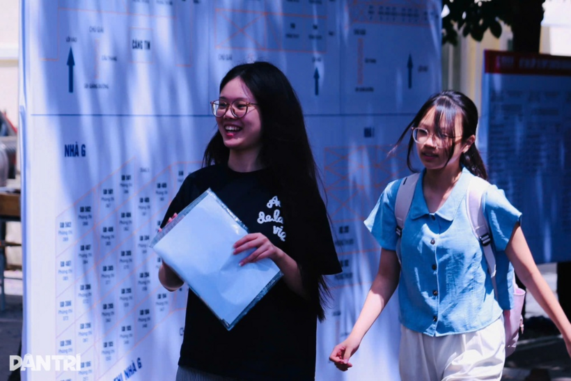 Thí sinh thi lớp 10 chuyên Khoa học xã hội và Nhân văn (Ảnh: Mai Thu Duyên).