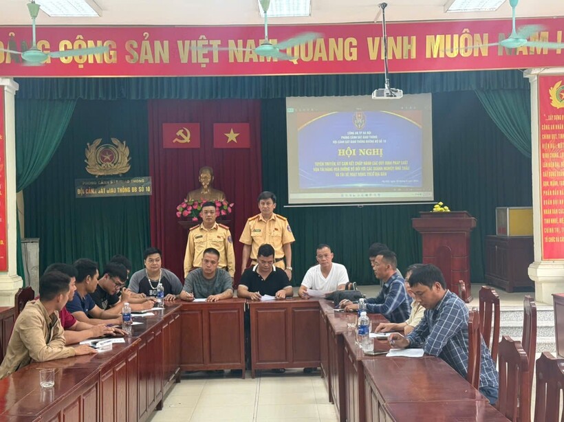 Đội CSGT đường bộ số 10 (Công an TP Hà Nội) tổ chức hội nghị tuyên truyền, ký cam kết với các doanh nghiệp và lái xe vận tải hàng hóa trên địa bàn.