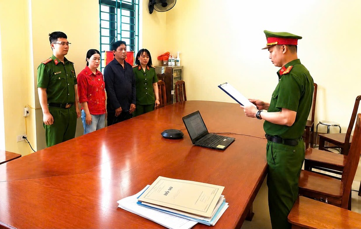 Cơ quan cảnh sát điều tra Công an tỉnh Tuyên Quang tống đạt quyết định khởi tố bị can Sùng Seo Chính - Ảnh: Công an tỉnh Tuyên Quang
