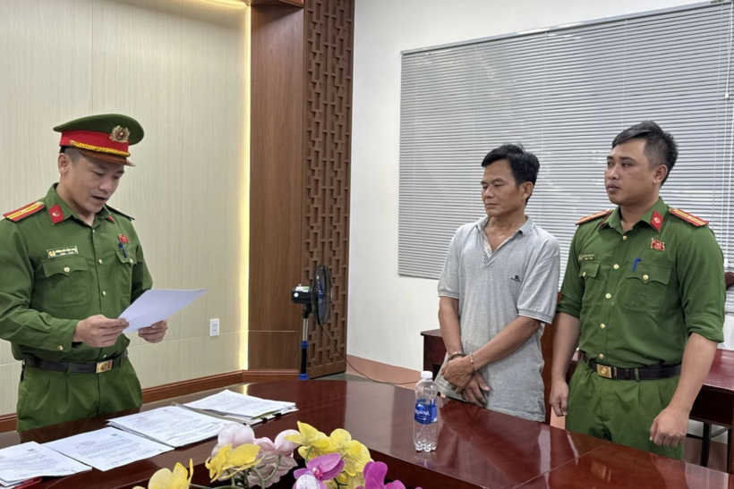 Cơ quan công an tống đạt quyết định khởi tố Hoàng Văn Thanh (Ảnh: Đức Nguyễn).