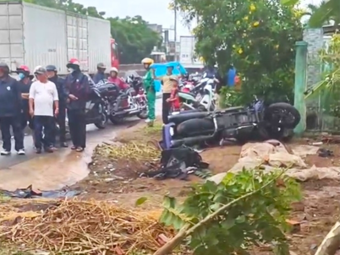 Sau sự cố, xe văng ra nằm trước nhà dân, bên quốc lộ 1. Ảnh:&nbsp;Lương Nam