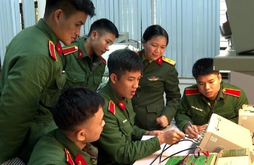 Sinh viên tốt nghiệp xuất sắc vào quân đội có thể được phong thượng úy. ẢNH: HOAN NINH