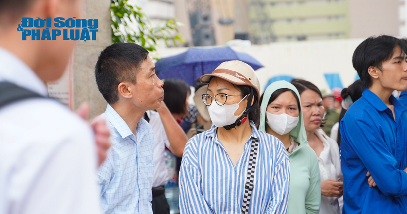 Các phụ huynh lo lắng đợi các con tại điểm thi.