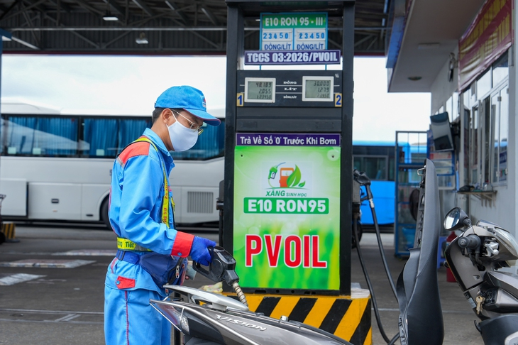 Xăng E10 được triển khai rộng rãi từ 1/6. Ảnh: Hữu Hạnh.