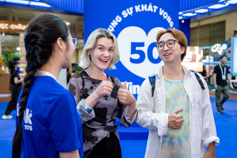 Anh Giang bày tỏ sự ấn tượng khi tham quan gian hàng Vinamilk tại chuỗi triển lãm chuyên ngành sữa 2026 (Ảnh: Duy Cường).